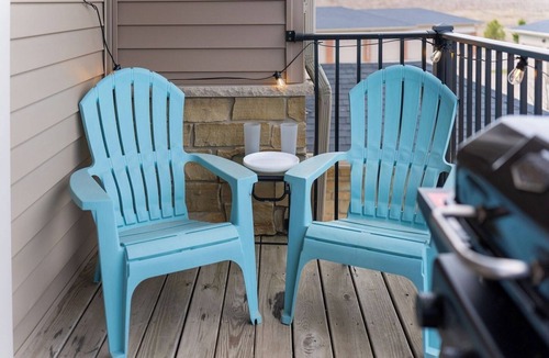 West Des Moines Apartment | Garage Parking | Balcony | Onsite Gym & Tanning