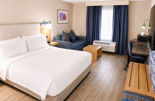 Glen Burnie Hotel | Garner Hotel Glen Burnie BWI Airport Area by IHG