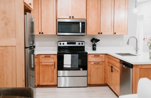 Council Bluffs Apartment | Gated Townhome Pet-Friendly Gym Office