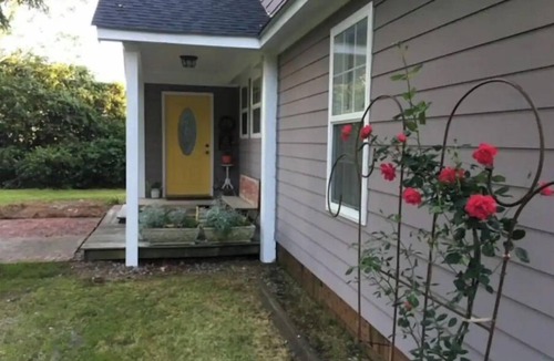 Pinetown House | Gatekeeper’s Cottage at Chinaberry Grove.