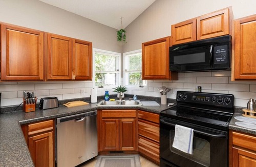 West Des Moines House | Gem in West Dsm | 4BD/3BA Home | Perfect Location
