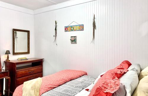 Wagoner House | Gene's Retreat, charming lakeside 3 bedroom 2 bath
