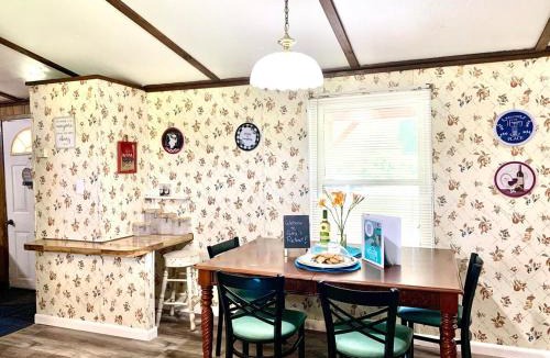 Wagoner House | Gene's Retreat, charming lakeside 3 bedroom 2 bath