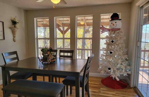 Blocker House | Gigi's Spacious Lakefront with Boat Ramp Access! Newly Remodeled, Sleeps 8!