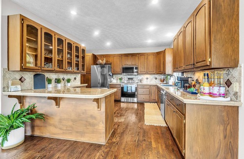 Eclectic House | Gigi’s Lakehouse - 5BR, 3.5BA - King & Twin Beds - Perfect for Families & Groups