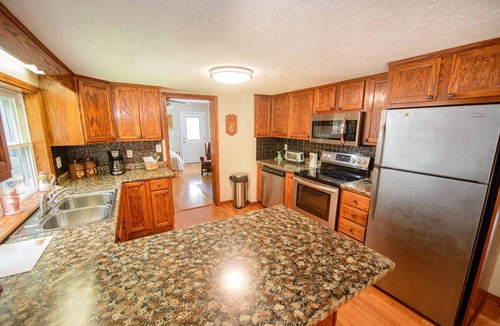 Sugar Grove Cabin | Gingerbread Hot Tub and Access to Farm Petting Zoo