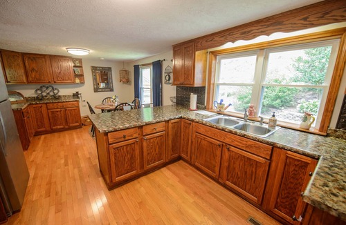 Sugar Grove Cabin | Gingerbread Hot Tub and Access to Farm Petting Zoo