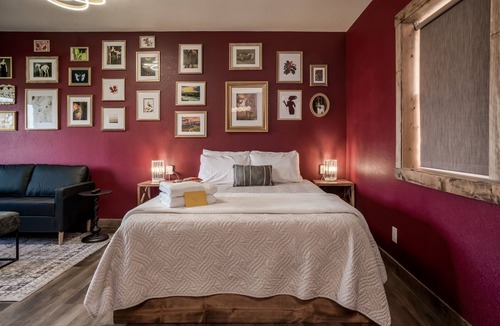 Prescott Hotel | Girls’ Getaway | Free Parking | Simple Comfort