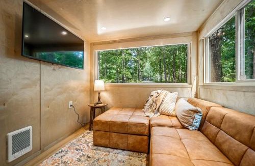 Mentone House | Glorious Lofted Container with Luxurious Indoor and Outdoor Spaces in Alabama
