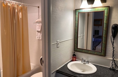 Fairview Hotel | Gloss Mountain Escape! 4 Budget-friendly Units, Free Parking, Pets Allowed