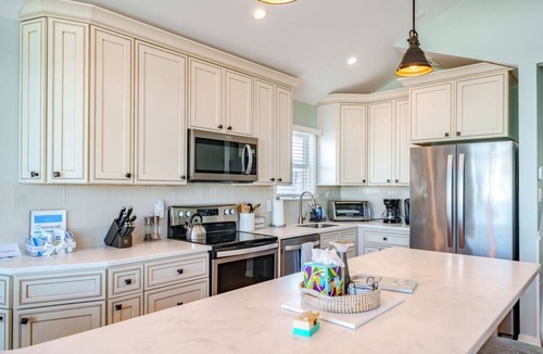Gold Coast Condo | Gold Coast 3BR Condo/Decks, Parking, Walk to Beach