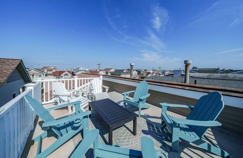 Gold Coast Condo | Gold Coast 3BR Condo/Decks, Parking, Walk to Beach