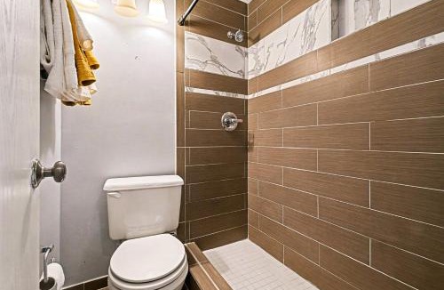 West Omaha Villa | Golden Haven Stylish 5BR Modern Home 4 Baths