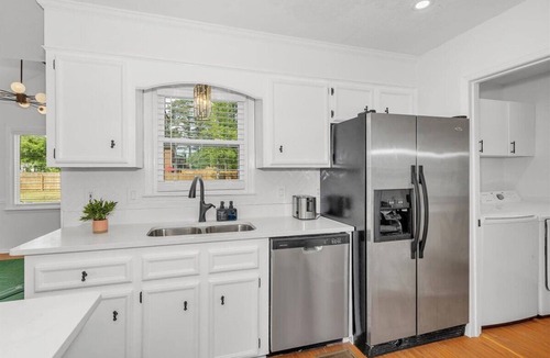 Martinez House | Gorgeous 4-Bedroom House with Parking for 6 Cars in Martinez