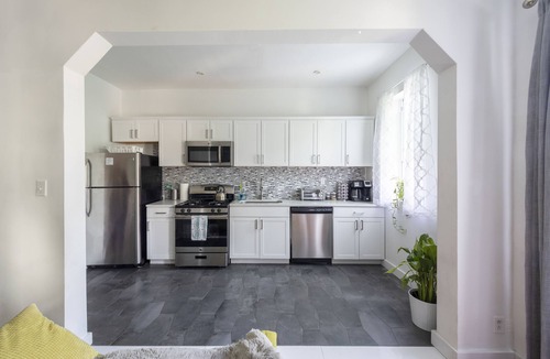 Brooklyn House | Gorgeous 4 BR apt w. King bed 30 min to Manhattan