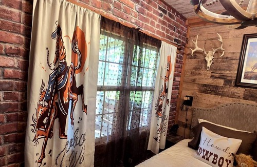 Gainesville Cabin | Gorgeous Container for a Romantic Getaway on a Ranch with Incredible Views in Gainesville, Missouri