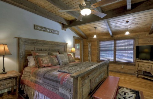 Ellijay Cabin | Gorgeous Creekside Lodge Sleeps 14! Guesthouse with Huge Game Room! Wineries!