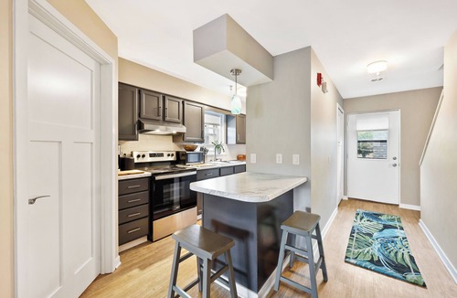 Regent Condo | Gorgeous Madison Townhouse w Two Parking Spots - Book Now for 2027!