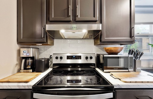 Regent Condo | Gorgeous Madison Townhouse w Two Parking Spots - Book Now for 2027!