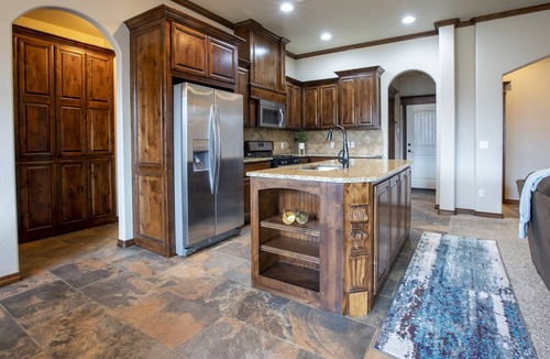 Wheatland House | Gorgeous, Spacious 4 Bedroom 🏡 Minutes from Airport and Downtown ✈️