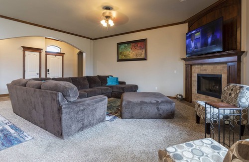 Wheatland House | Gorgeous, Spacious 4 Bedroom 🏡 Minutes from Airport and Downtown ✈️