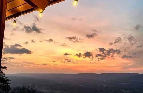 Menlo Cabin | Gorgeous Tea House for Two with Incredible Views for the Ultimate Romantic Escape near Menlo, Georgia