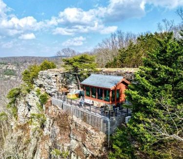 Menlo House | Gorgeous Tea House for Two with Incredible Views for the Ultimate Romantic Escape near Menlo, Georgia