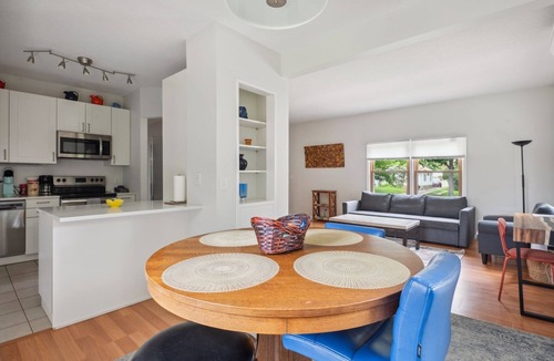 Keewaydin House | Gorgeous, two bedroom apartment