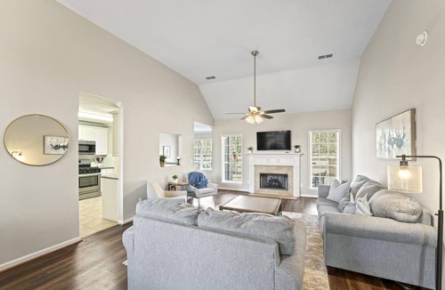 Shannon House | Gorgeous, updated 4 bedroom home that sleeps 10!