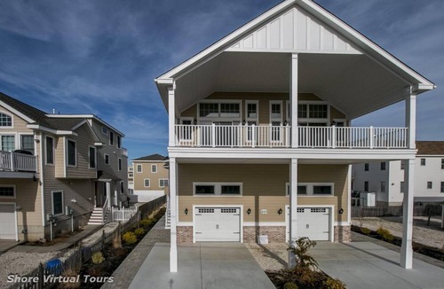 Avalon House | GORGEOUS, UPSCALE! Stainless steel appliances & Upgrades throughout! 2 parking spots off street and a fenced in rear yard