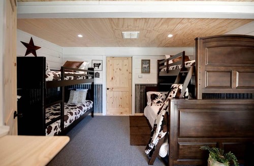 Carmine Cabin | Gorgeous Wooden Cabin with Stunning Sights in Round Top, Texas