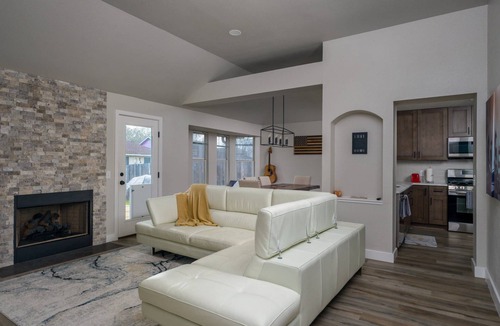 Austin House | Gourmet Kitchen with Large Dining Table, Quiet Neighborhood, Close to COTA and Airport