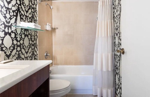 Historic District Hotel | Governor Calvert 2 Double Beds | Historic Inns | Near Naval Academy