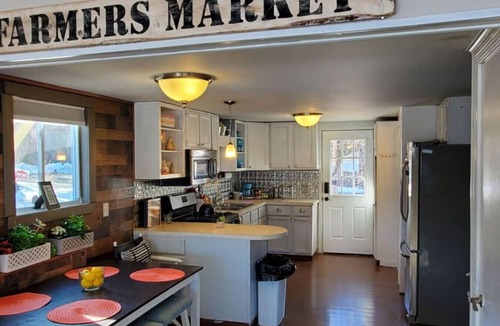 Grand Rapids Apartment | Gr Campau cottage 1 bed · Lakefront hot swim pool spa cottage