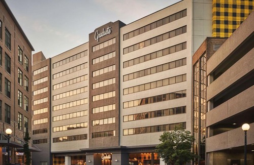 Iowa City Hotel | Graduate by Hilton Iowa City