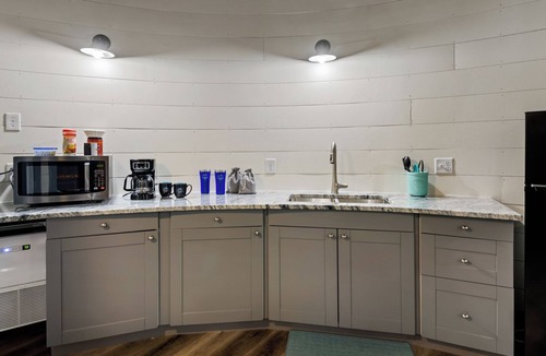 Ashland Cabin | Grain Bin Cabin w/Hot Tub. 2 levels w/Balcony. 1.5 Bathrooms