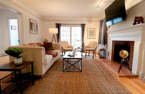 Princeton Apartment | Grand Mid-Century 3BR Near University Game Rm