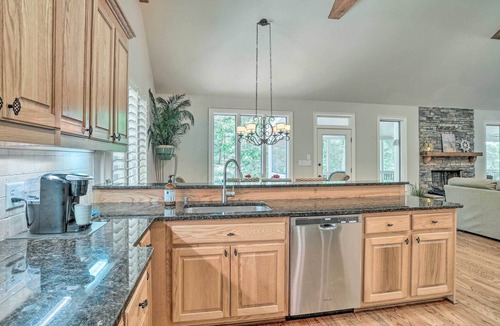 Dawsonville House | 'Grand Place Vacation' w/ Grill + Pool Table!