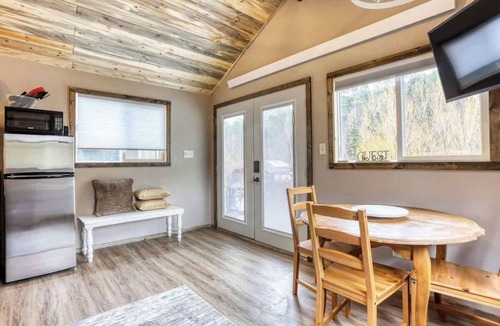 Keystone Cabin | Granite Peak. Near Mt-Rushmore National Memorial