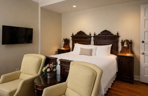 Edenton Bed & Breakfast | Granville Queen Inn Downtown Edenton King Bed 2nd Floor