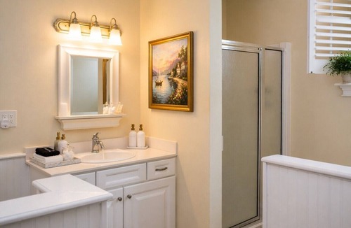 Edenton Bed & Breakfast | Granville Queen Inn Downtown Edenton Queen Bed 2nd Floor
