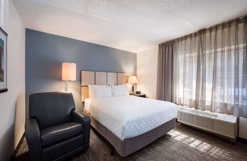 West Des Moines Hotel | Great Choice! One Bedroom Suite! Close to Shopping, Parks & Museums!