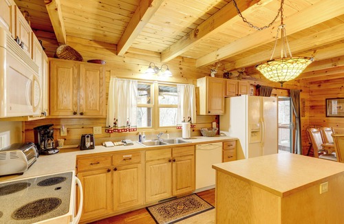 Hidden Lake Cabin | Great for Groups! Quiet Nebo Cabin w/Lake Access