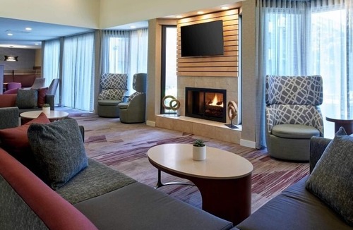 Eden Prairie Hotel | Great Getaway Spot! Unit w/Courtyard View, Pool, Pets are Allowed with Fee