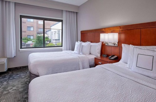 Eden Prairie Hotel | Great Getaway Spot! Unit w/Courtyard View, Pool, Pets are Allowed with Fee