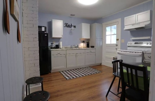 Fredericksburg Cottage | Great Location 2-bedroom cottage with AC in charming Fredericksburg