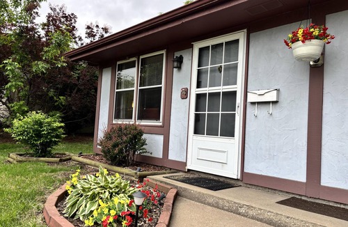 St. Joseph House | Great Location! Very Clean 1-Bedroom Townhouse