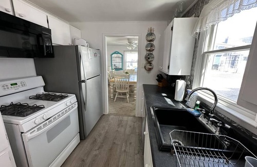 North Beach Haven House | Great views for this Ocean block Brighton Beach 1st fl duplex. Only 3 from.