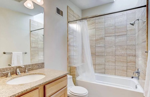 Greektown House | Greek Food, Best Nights Sleep-Hotel Mattress, Black Out Curtains, Free Parking
