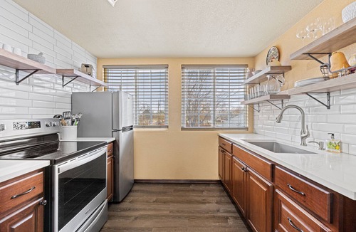 Dupont House | Greener Pastures Getaway - Downtown Frederick - 30 minutes to Boulder/Denver!